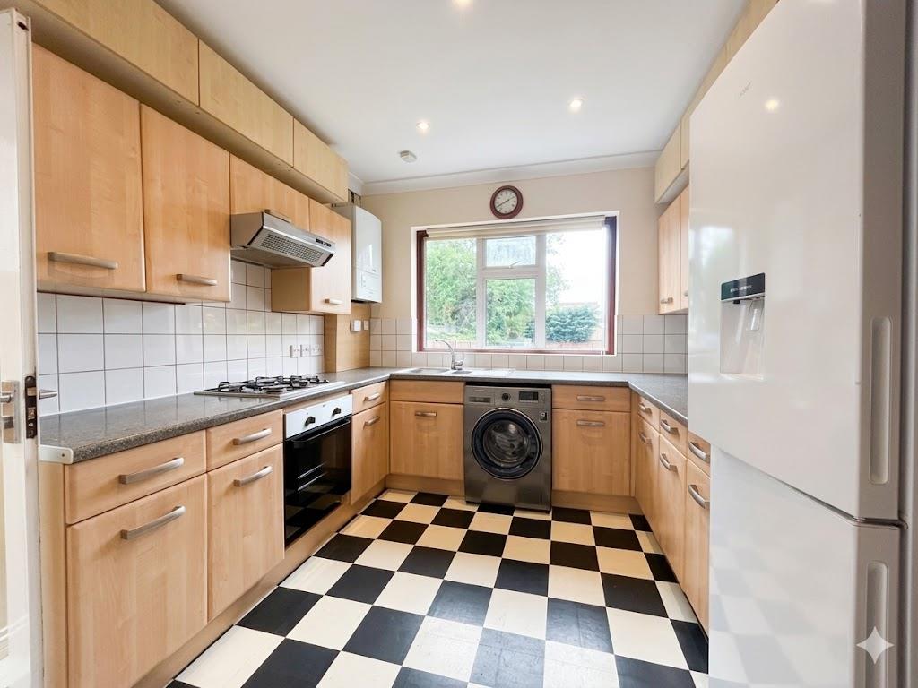 4 bed property in Selvage Lane, Mill Hill